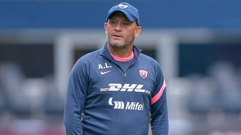 Andrés Lillini dirigiendo entrenamiento de Pumas en Concachampions