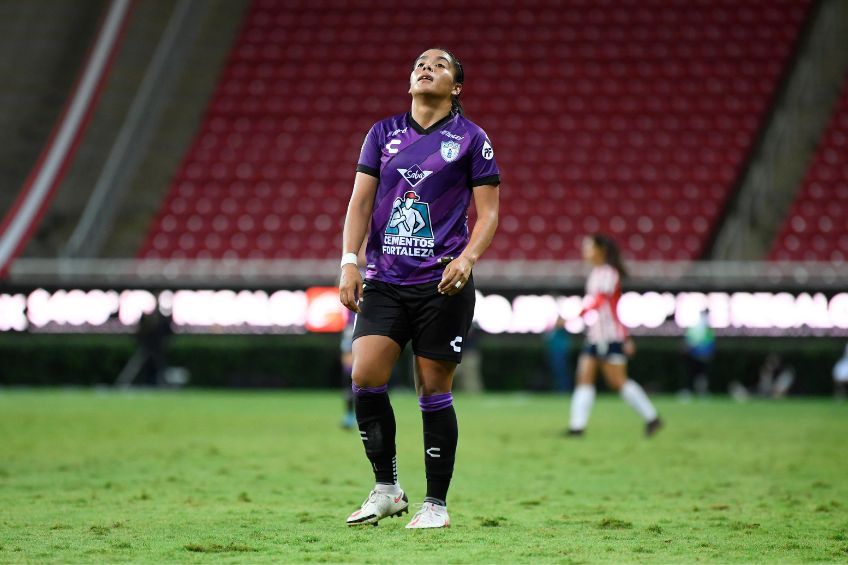 Lucero Cuevas durante un partido de Pachuca Femenil