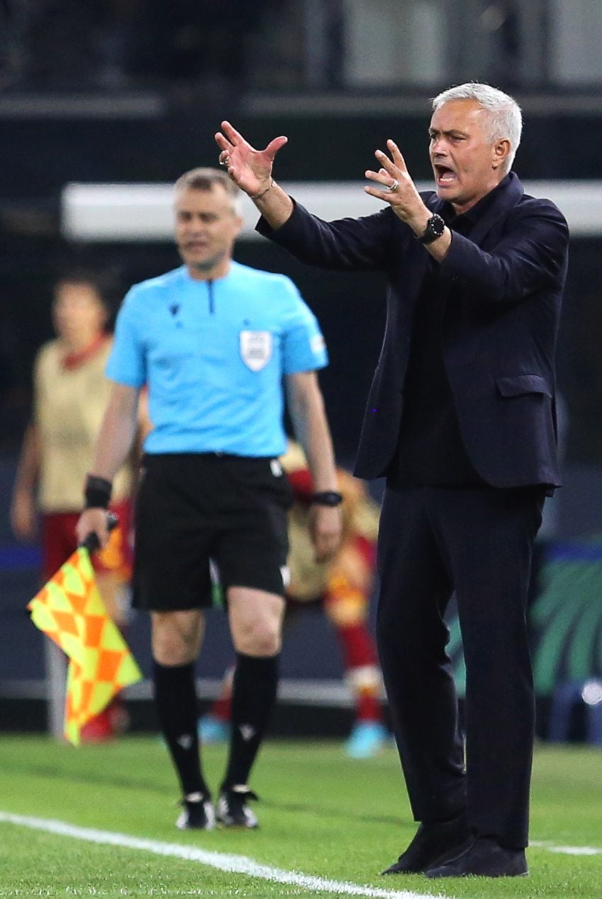 Mourinho dirigiendo un partido de la Roma