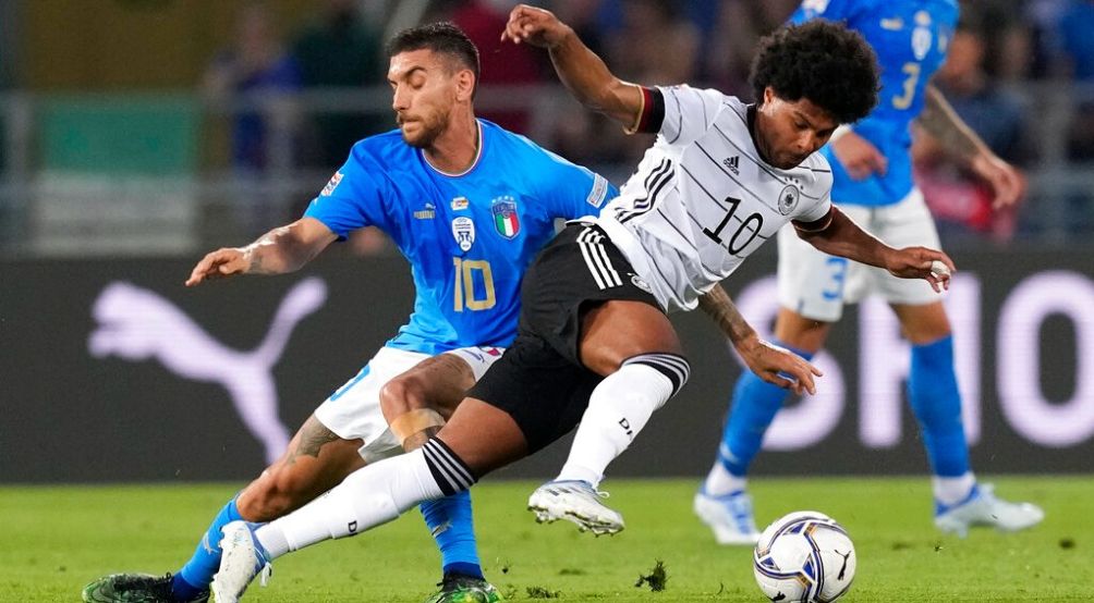 Lorenzo Pellegrini y Serge Gnabry buscando el balón