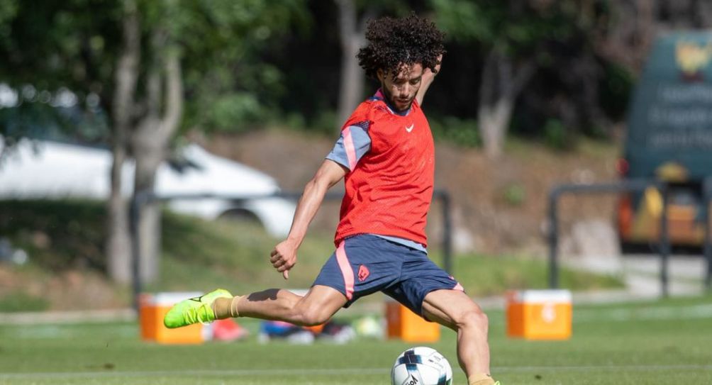 César Huerta entrenando con Pumas