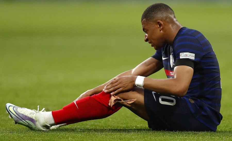 Kylian Mbappé lesionado en la cancha