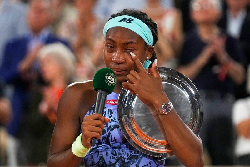 Coco Gauff llora mientras sostiene el trofeo del segundo lugar