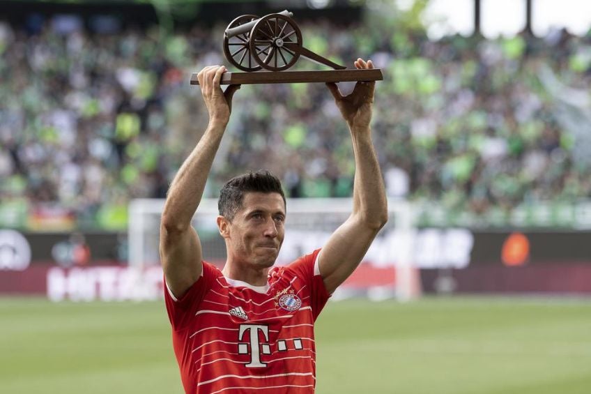 Robert Lewandowski con el trofeo de Máximo Goleador de la Bundesliga