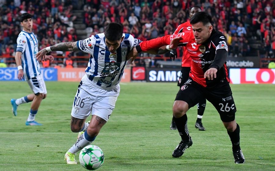 Guzmán pelea por el balón con Aldo Rocha