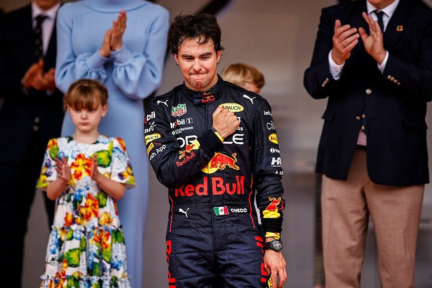 Checo Pérez celebrando su triunfo en el GP de Mónaco