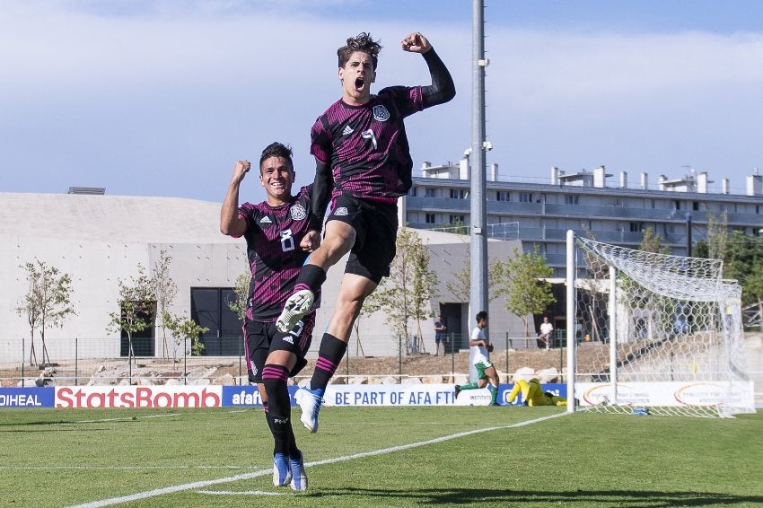 Santiago Muñoz tras anotar gol a favor de México