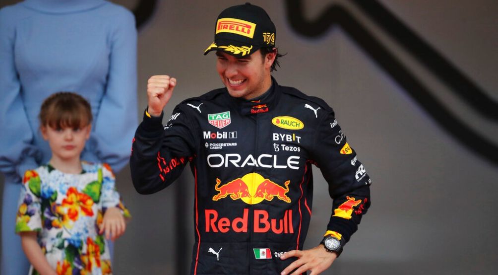 Checo Pérez festejando haber ganado GP Mónaco