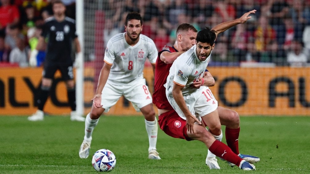 España y República Checa jugando partido de la UEFA Nations League