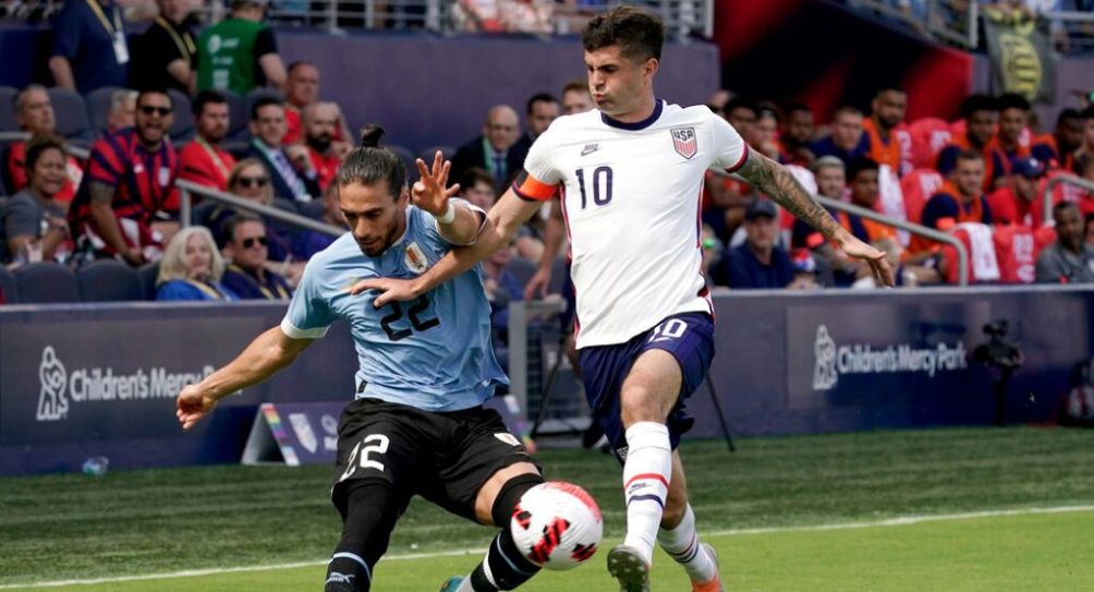 Christian Pulisic y Martín Cáceres durante el partido