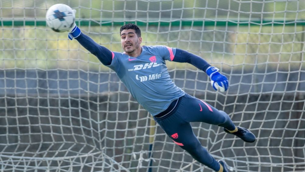 Gil Alcalá en un entrenamiento de Pumas