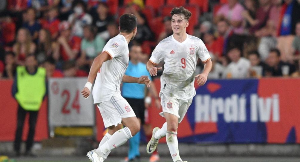 Gavi festejando un gol con España