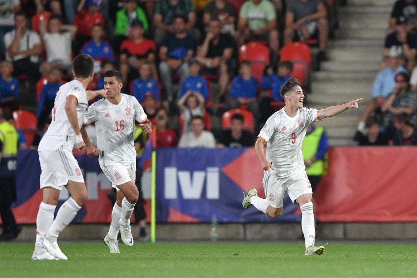 Gavi festejando un gol con España