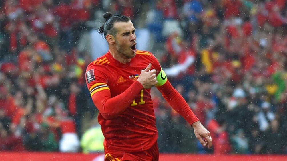 Gareth Bale celebrando gol ante Ucrania en el Repechaje con Gales