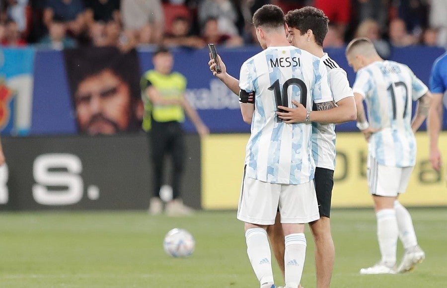 Aficionados ingresaron a la cancha pára pedir foto a Messi