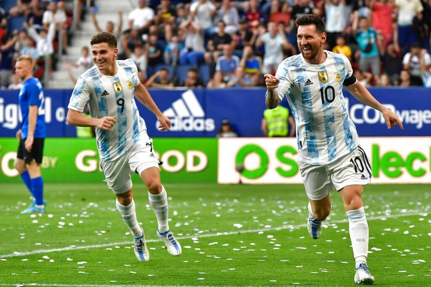 Lionel Messi festejando un gol con Argentina