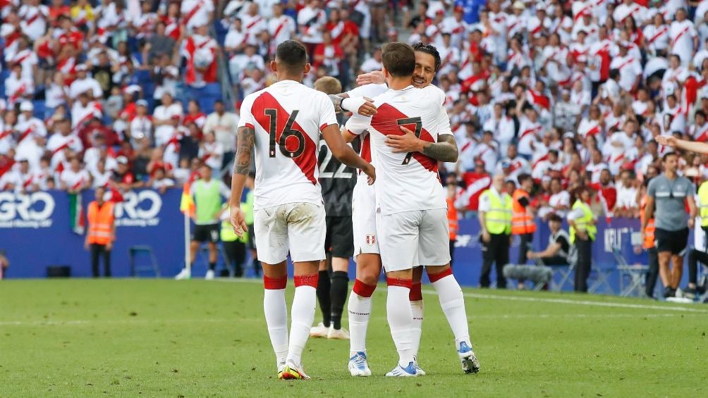 Perú celebrando anotación ante la Selección de Nueva Zelanda