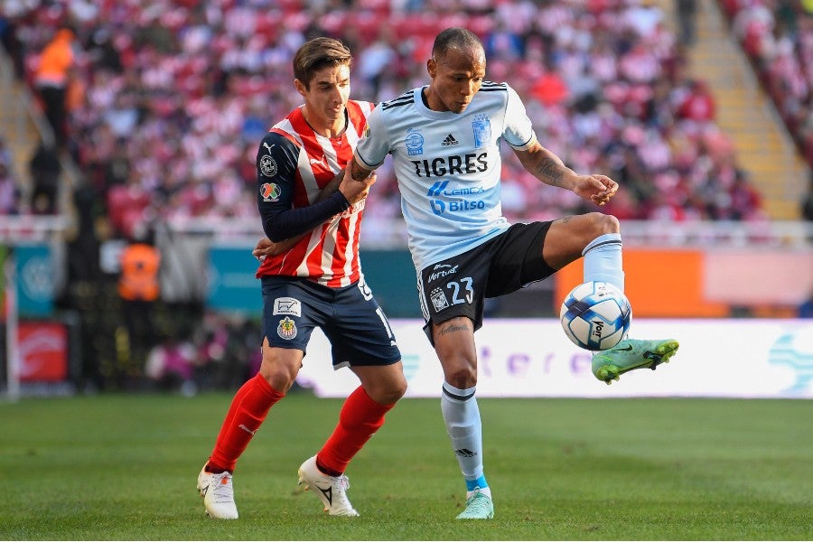 Isaac Brizuela durante un partido con Chivas