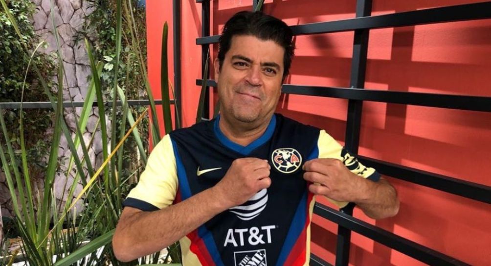 Jorge Van Rankin con la playera del América