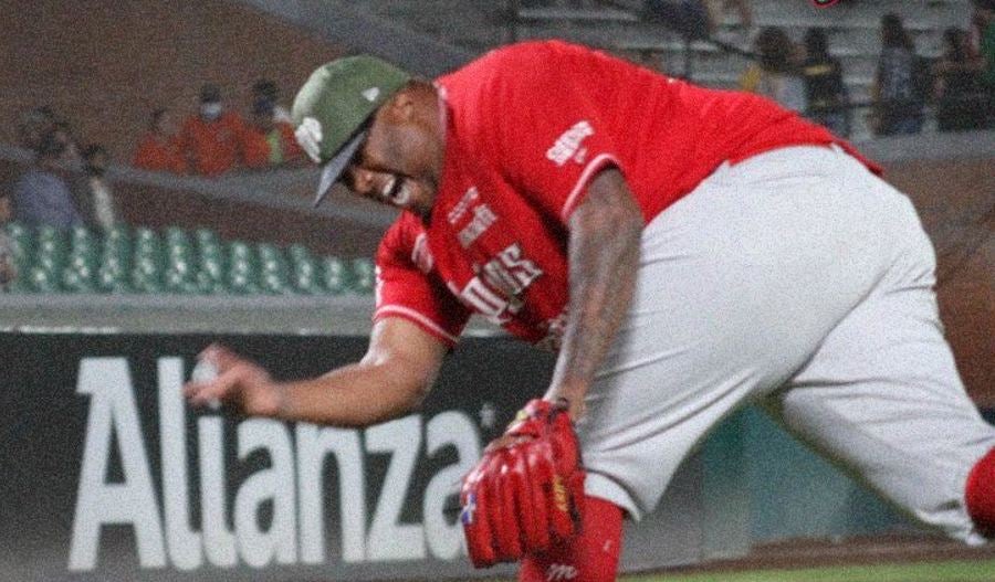 Jumbo Díaz celebra out conseguido