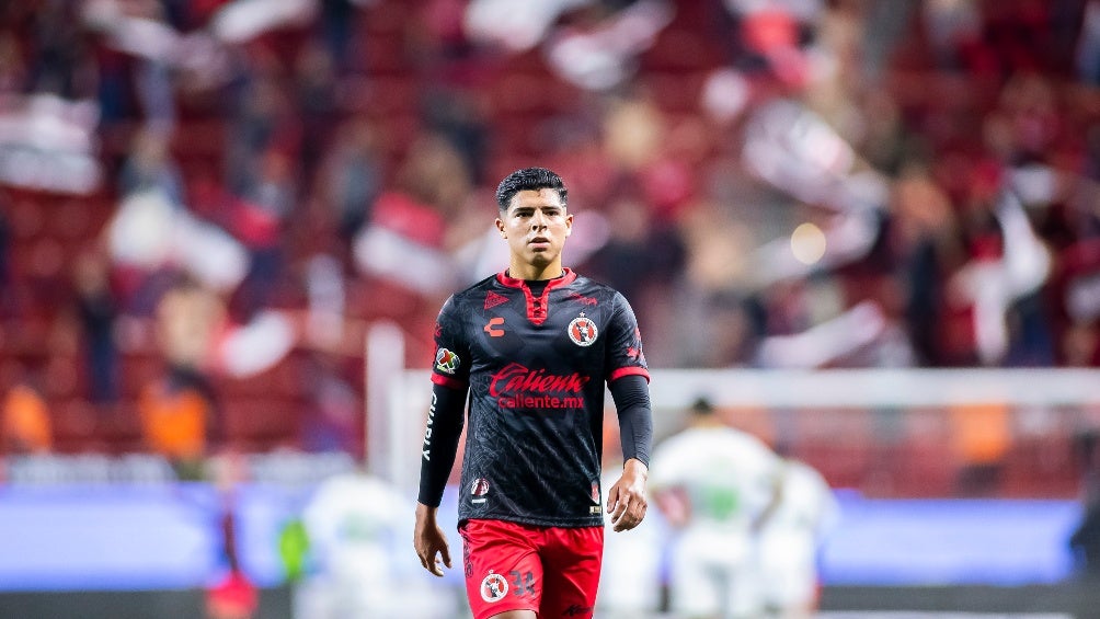 Víctor Guzmán en un partido de Xolos