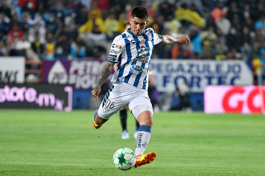 Víctor Guzmán en un partido de Pachuca