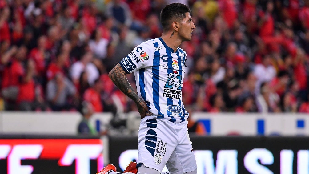 Víctor Guzmán en un partido de Pachuca