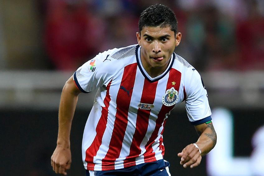 Orbelín Pineda durante un partido de Chivas