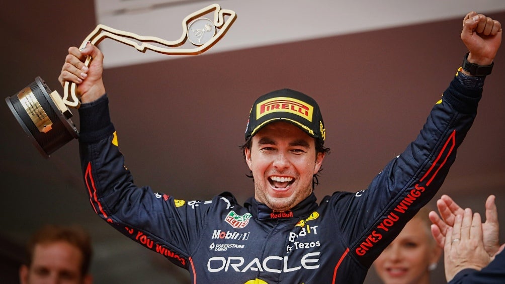 Checo Pérez celebrando su triunfo en el GP de Mónaco