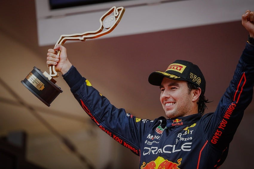 Checo Pérez celebrando su triunfo en el GP de Mónaco