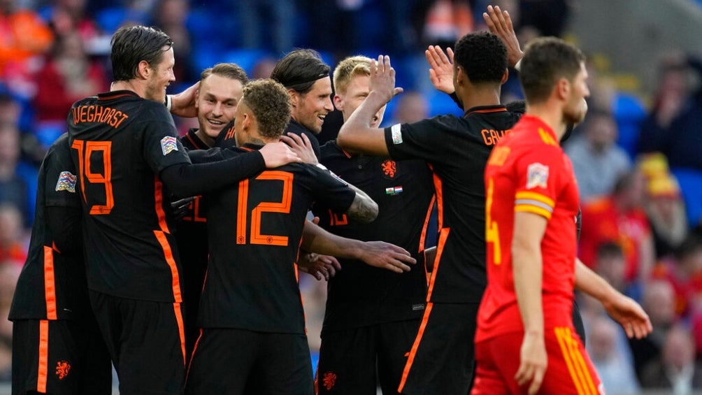 Países Bajos celebrando su gol vs Gales