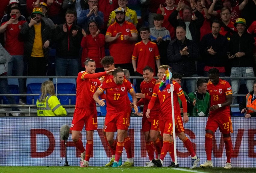 Gales celebrando su gol vs Países Bajos