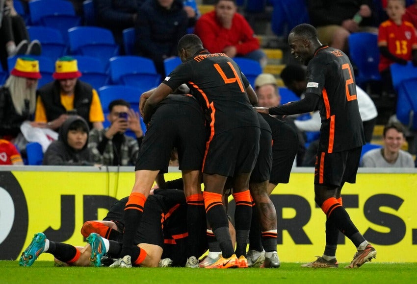 Países Bajos celebrando su gol vs Gales