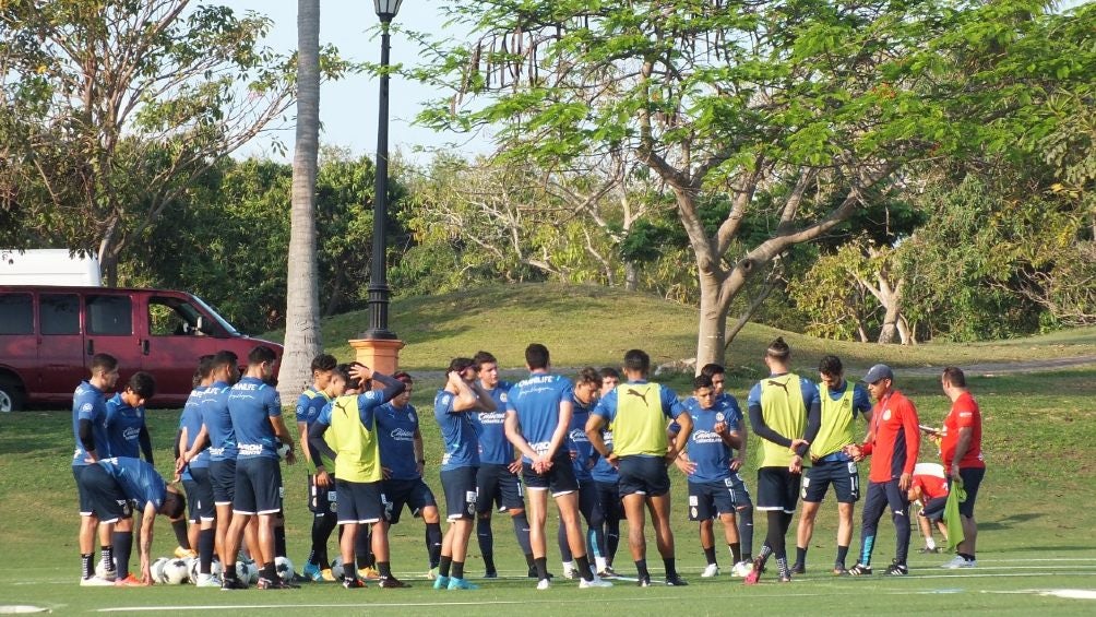 Chivas de pretemporada en Barra de Navidad