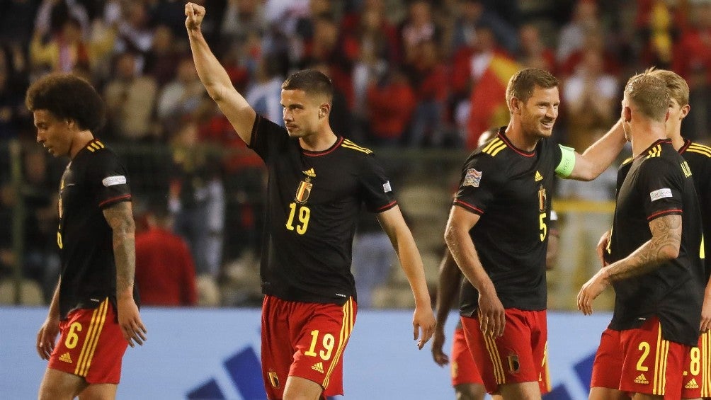 Jugadores de Bélgica celebran ante Polonia