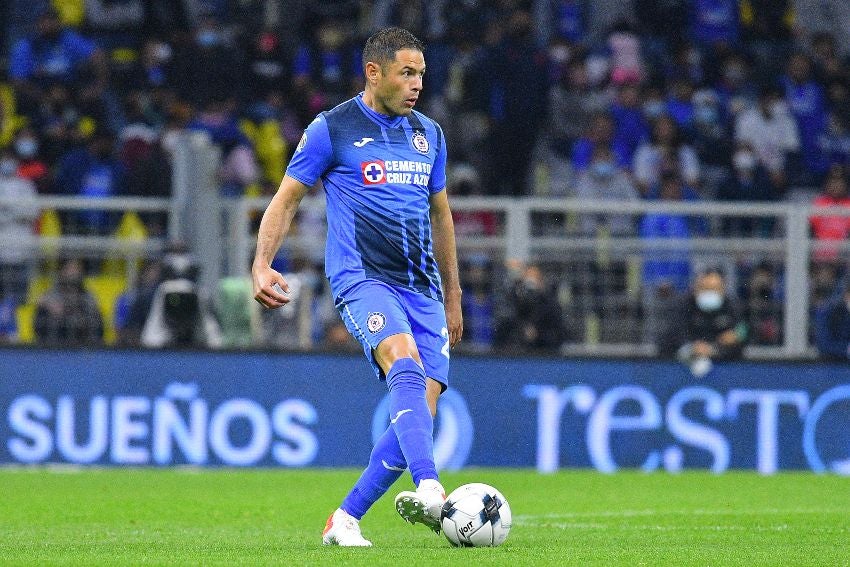 Pablo Aguilar en un partido de Cruz Azul