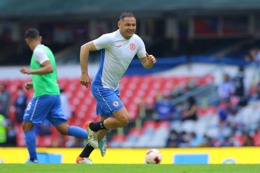 Pablo Aguilar en un partido de Cruz Azul