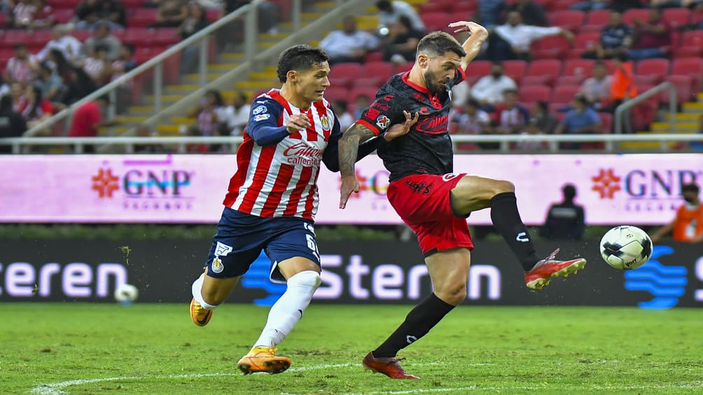 Jesús Orozco busca quitarle el balón a Facundo Ferreyra