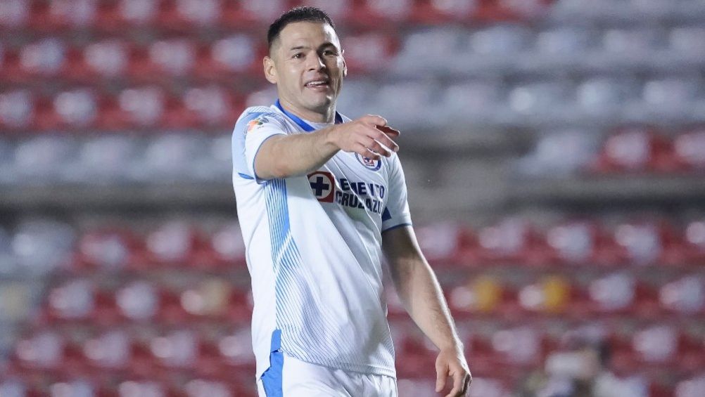 Pablo Aguilar en un partido de Cruz Azul