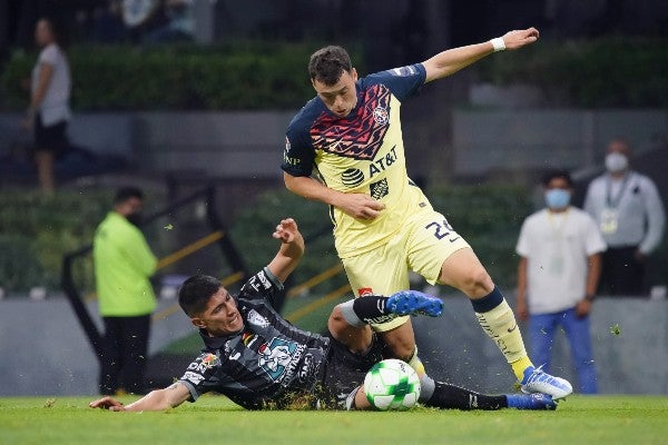 Federico Viñas en acción con América