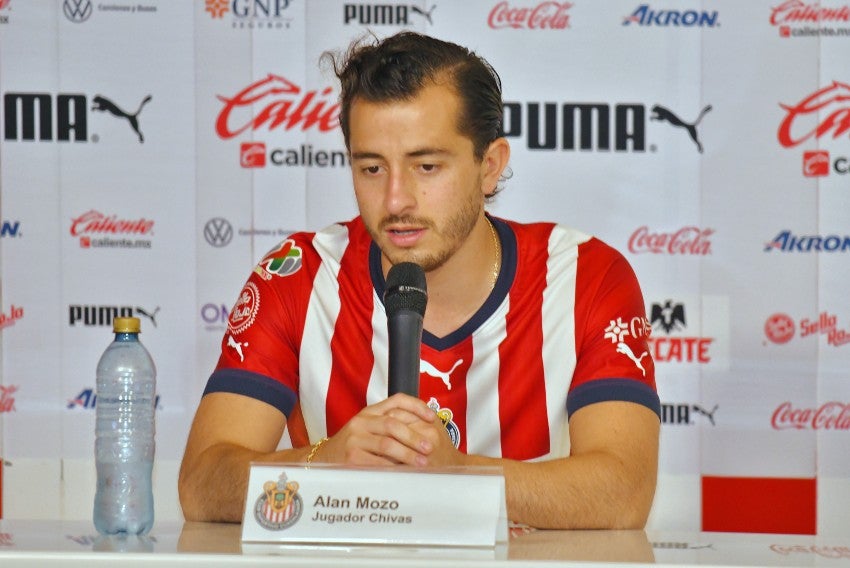 Alan Mozo en su presentación con Chivas