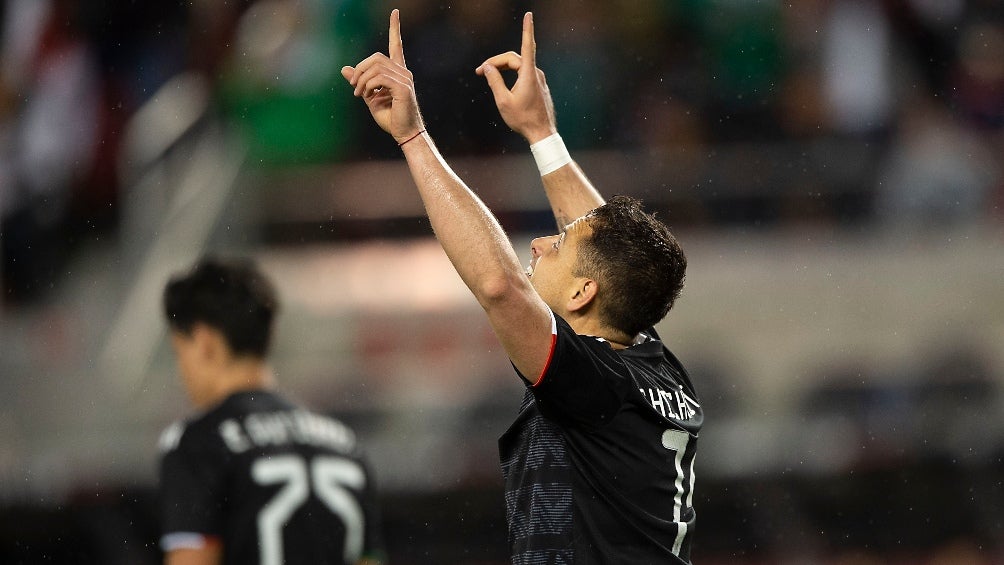 Chicharito celebrando su gol 