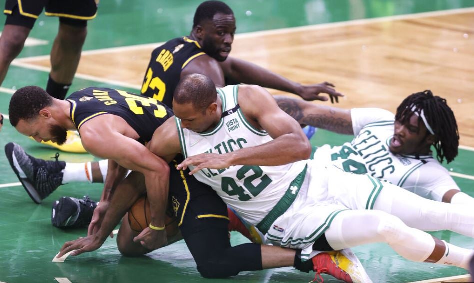 Curry se lesionó en un choque con el dominicano Al Horford