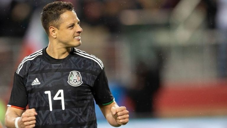 Javier Hernández festejando un gol con el Tri