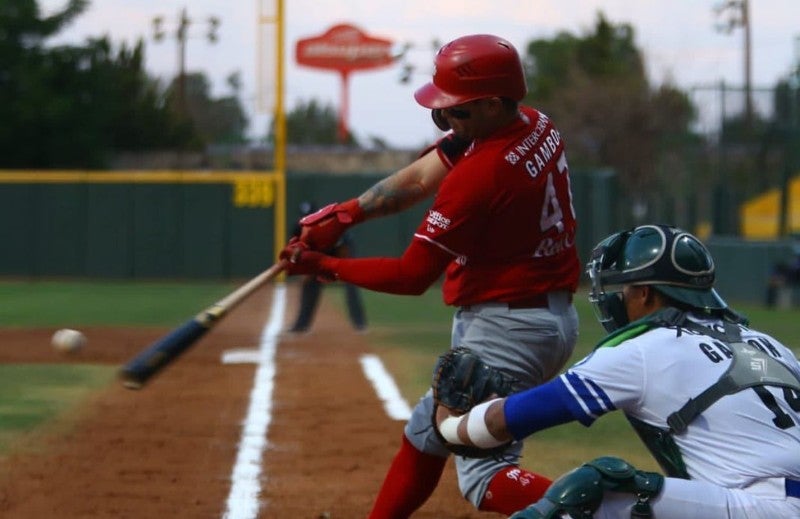 Diablos Rojos en momento de bateo