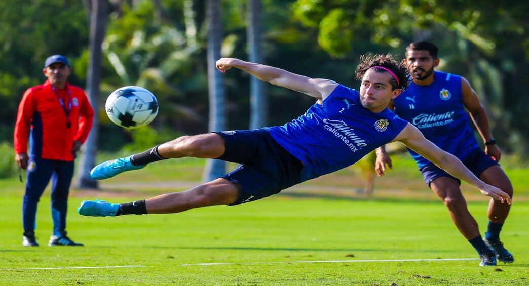 Alan Mozo se lanza de chilena en un entrenamiento con Chivas