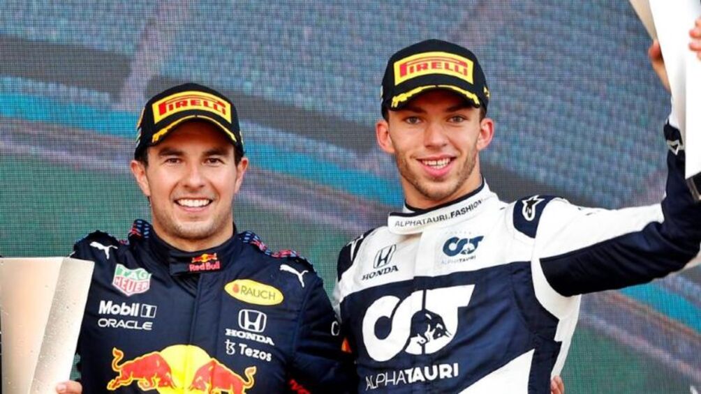 Pierre Gasly y Checo Pérez celebran en el podio 