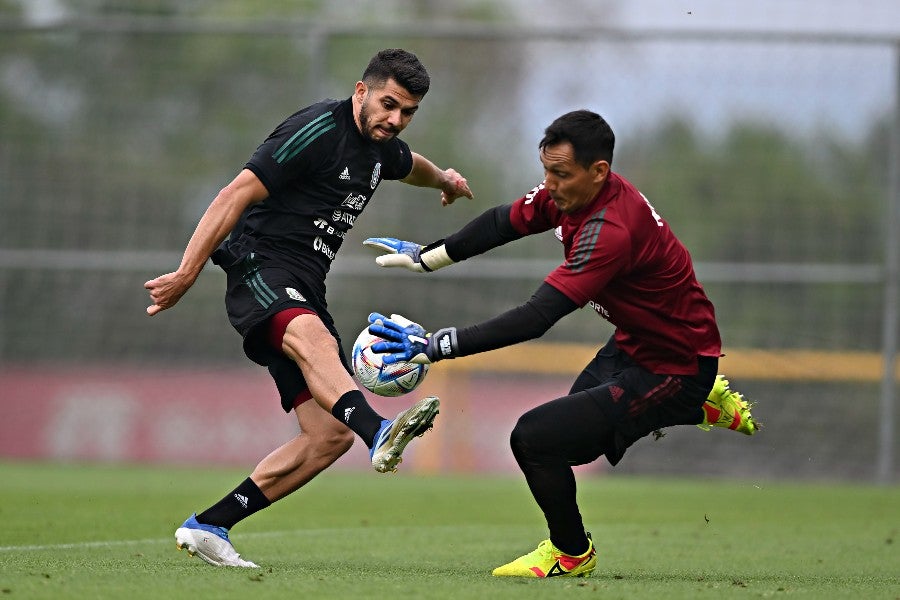 Henry Martín en entrenamiento con el Tri