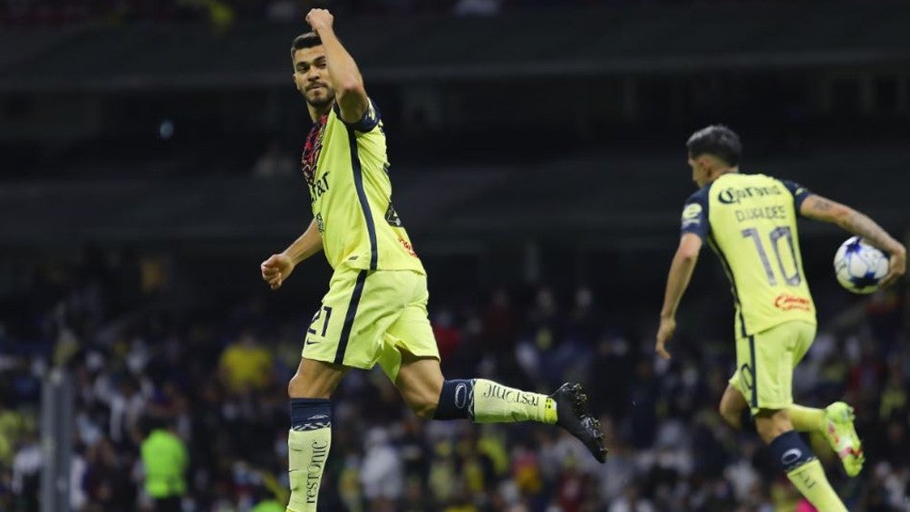 Henry Martin festejando gol