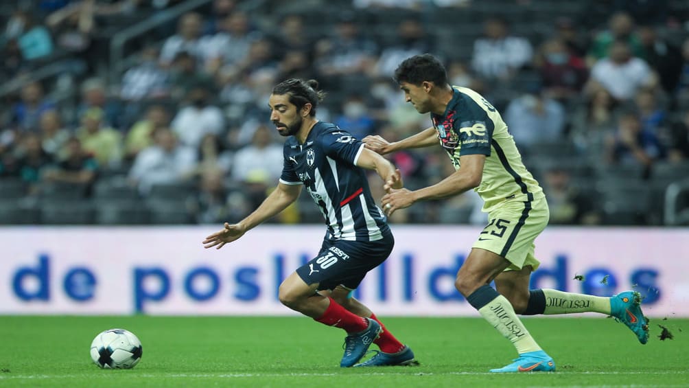 Jordan Silva disputando un balón con Rodolfo Pizarro